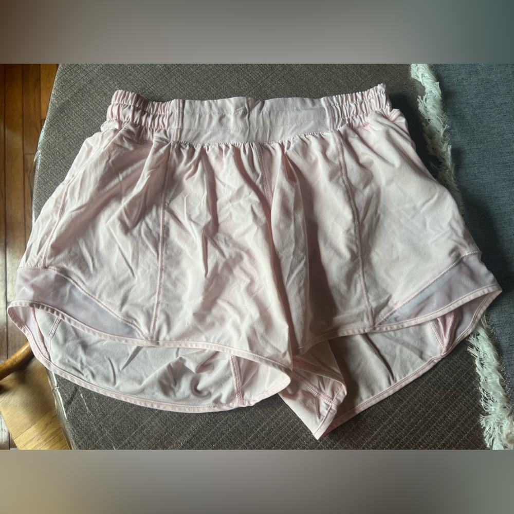 Lululemon Hotty Hot Low-rise lined short 4”